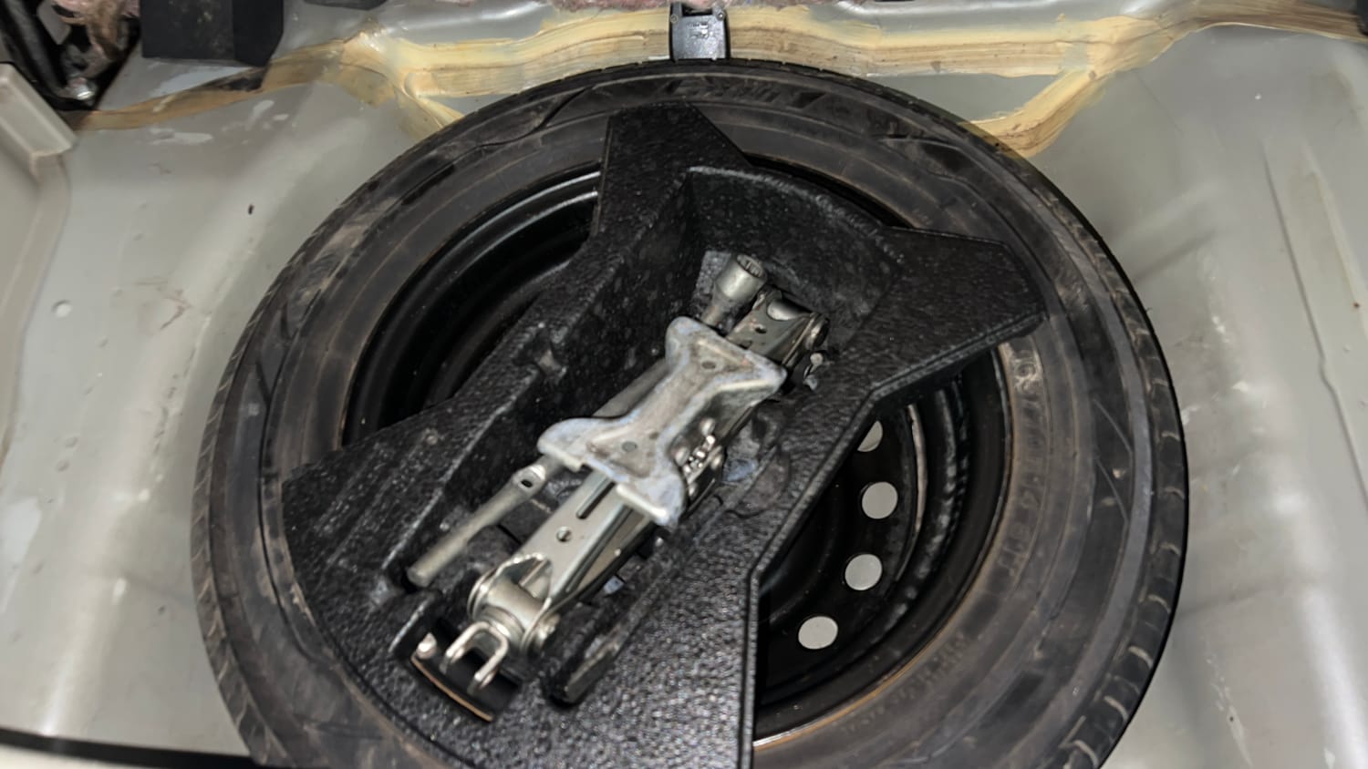 Used 2016 Maruti Suzuki Celerio VXi Petrol Manual tyres SPARE TYRE VIEW
