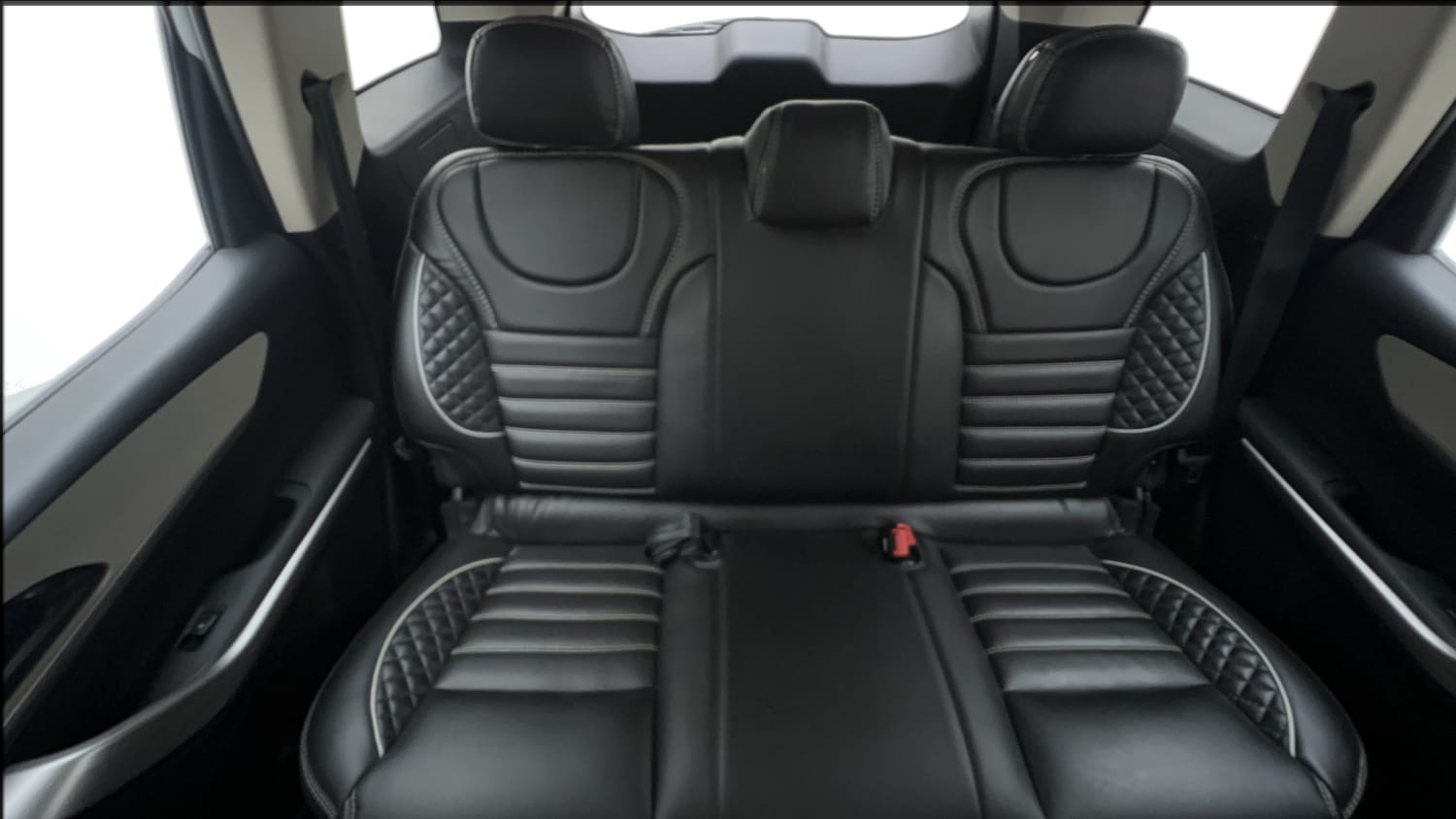 Used 2022 Mahindra XUV700 AX 3 Petrol AT 5 STR Petrol Automatic interior REAR SEAT CONDITION VIEW