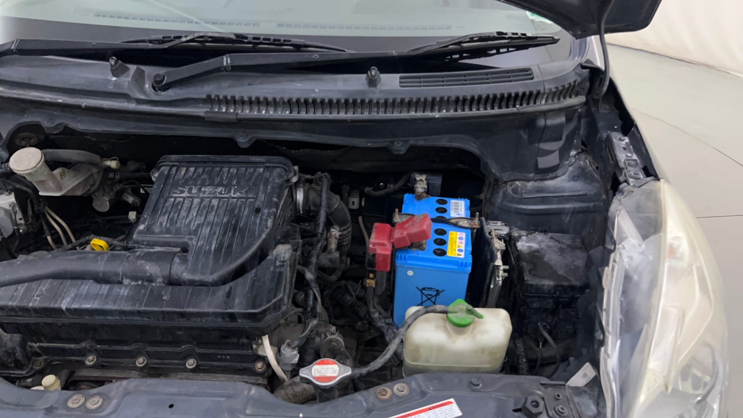 Used 2016 Maruti Suzuki Ertiga ZXI Petrol Manual engine ENGINE LEFT SIDE HINGE & APRON VIEW
