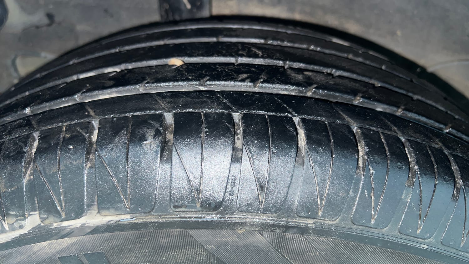Used 2023 Kia Sonet HTX 1.0 DCT Petrol Automatic tyres RIGHT REAR TYRE TREAD VIEW
