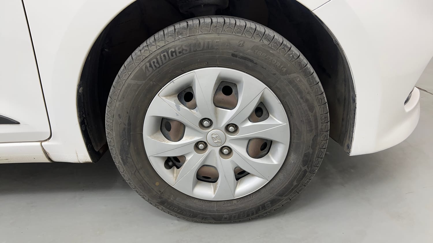 Used 2016 Hyundai Elite i20 Sportz 1.2 Petrol Manual tyres RIGHT FRONT TYRE RIM VIEW
