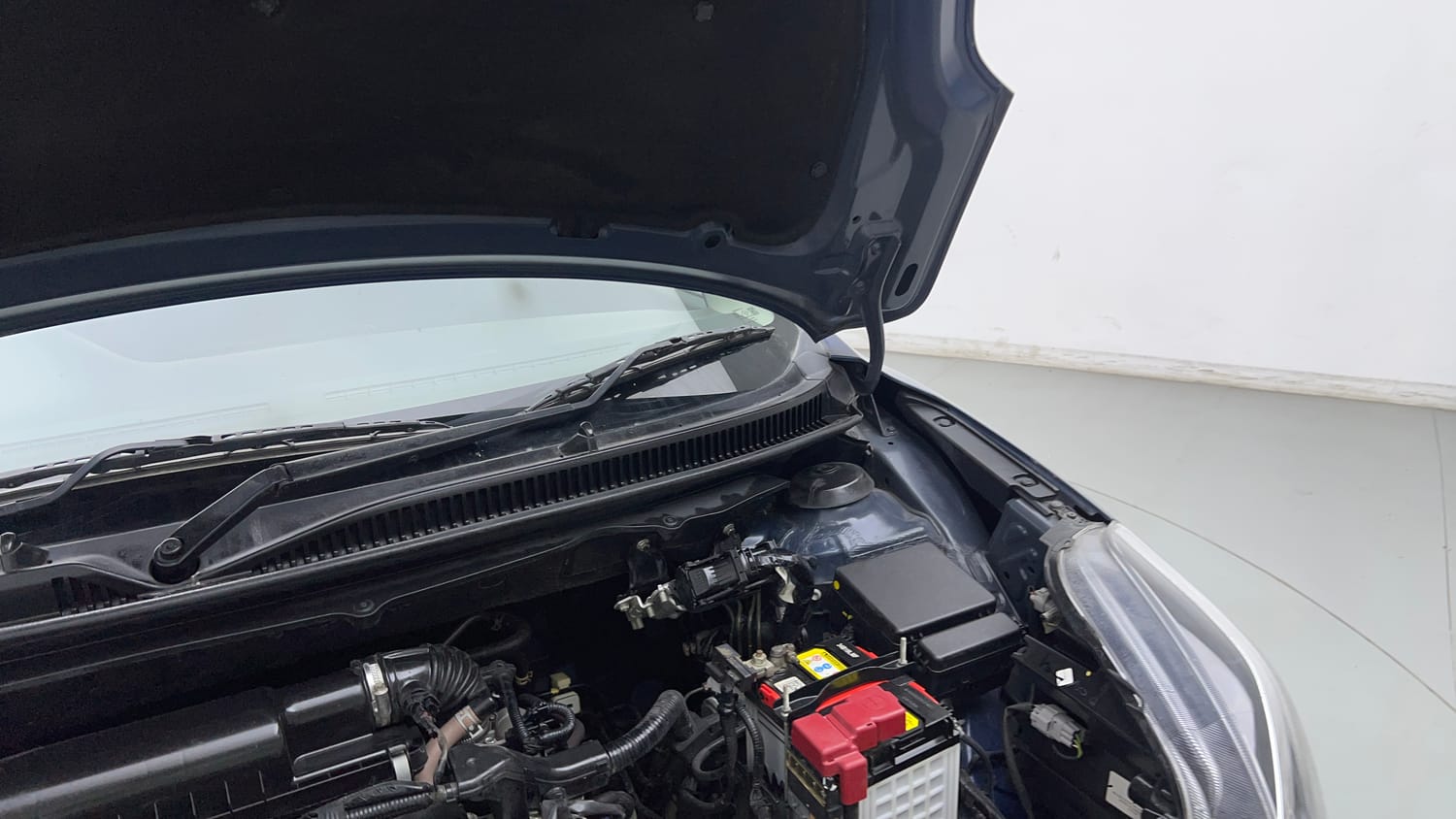 Used 2022 Maruti Suzuki Baleno Delta Petrol Manual engine ENGINE LEFT SIDE HINGE & APRON VIEW