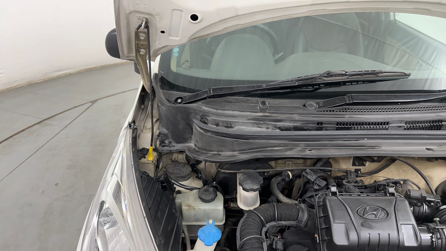 Used 2012 Hyundai Eon Era Petrol Manual engine ENGINE RIGHT SIDE HINGE & APRON VIEW