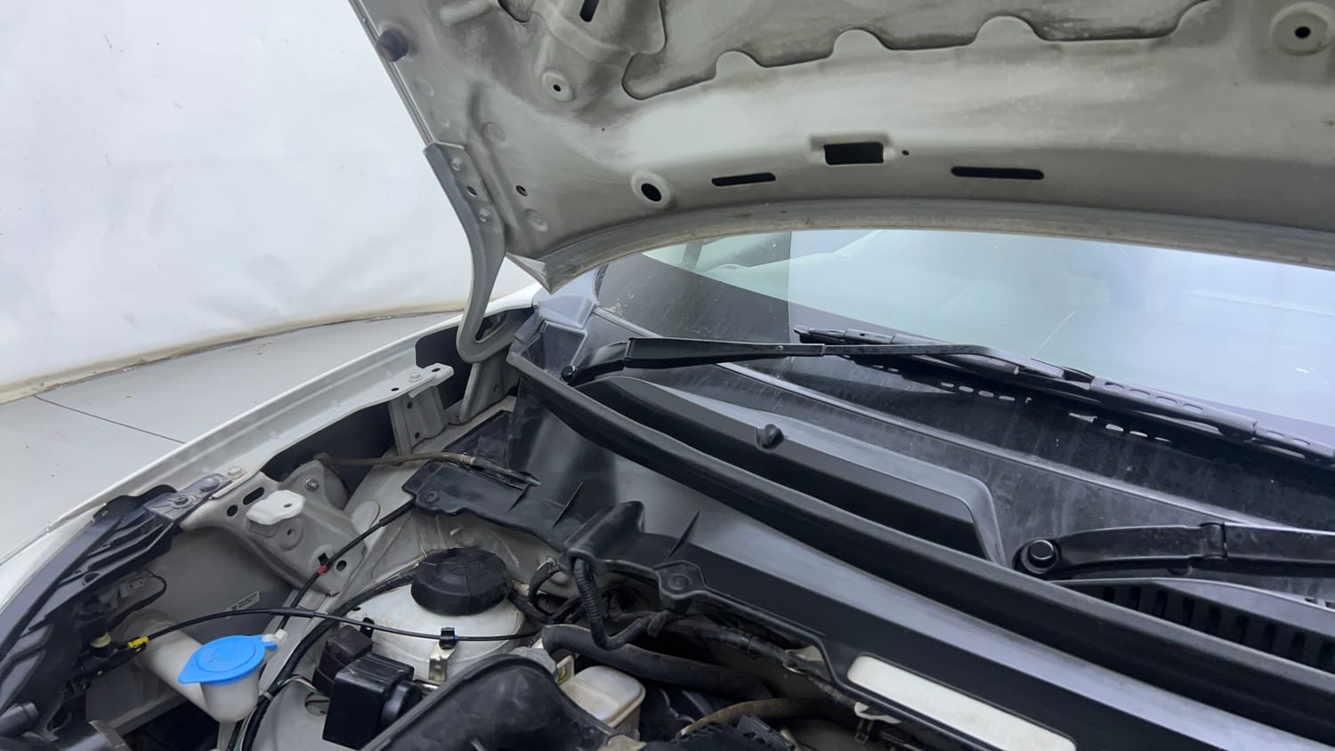 Used 2023 Maruti Suzuki Celerio VXi Petrol Manual engine ENGINE RIGHT SIDE HINGE & APRON VIEW