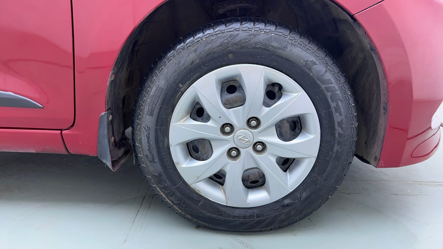 Used 2016 Hyundai Elite i20 Sportz 1.2 Petrol Manual tyres RIGHT FRONT TYRE RIM VIEW
