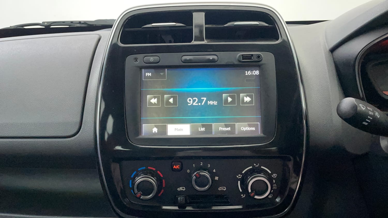 Used 2016 Renault Kwid RXT Petrol Manual interior MUSIC SYSTEM & AC CONTROL VIEW