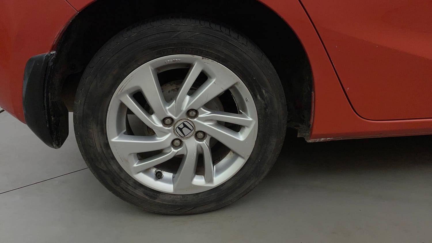 Used 2016 Honda Jazz V AT Petrol Petrol Automatic tyres RIGHT REAR TYRE RIM VIEW