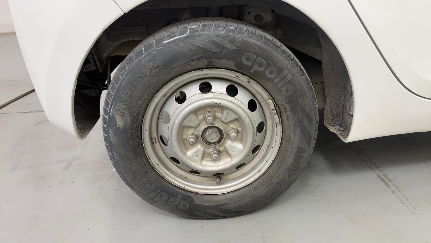 Used 2012 Hyundai Eon Era Petrol Manual tyres RIGHT REAR TYRE RIM VIEW