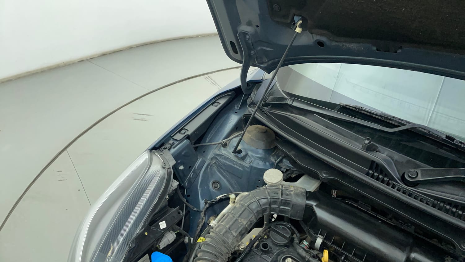 Used 2022 Maruti Suzuki Baleno Delta Petrol Manual engine ENGINE RIGHT SIDE HINGE & APRON VIEW