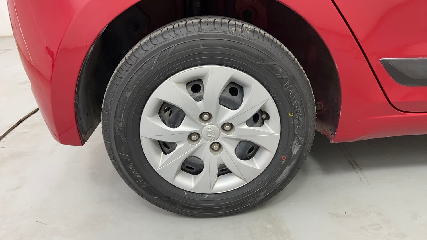 Used 2015 Hyundai Elite i20 Sportz 1.2 Petrol Manual tyres RIGHT REAR TYRE RIM VIEW