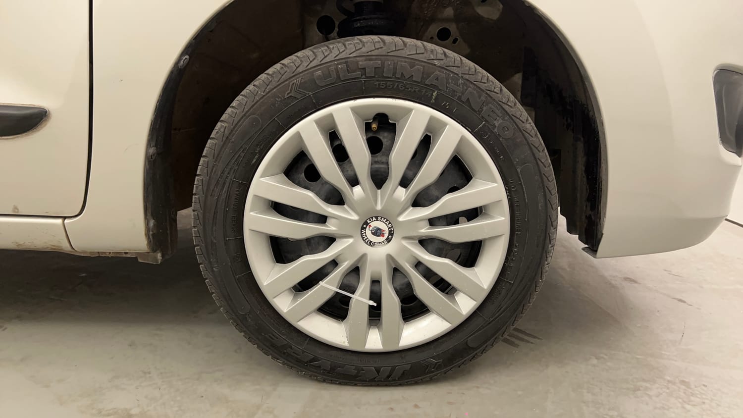 Used 2015 Maruti Suzuki Wagon R VXI Petrol Manual tyres RIGHT FRONT TYRE RIM VIEW