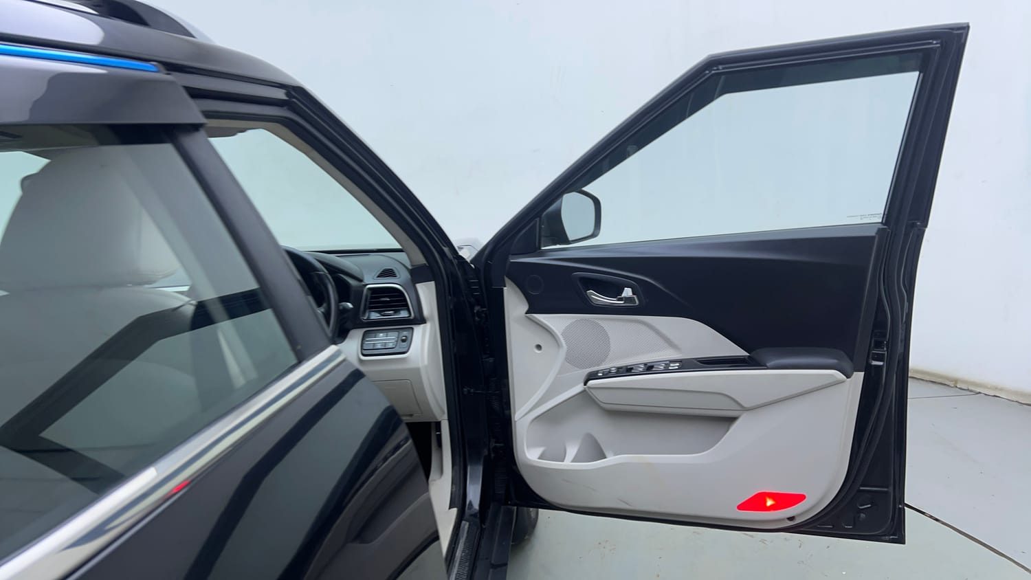 Used 2019 Mahindra XUV 300 1.2 W8 (O) Petrol Manual interior RIGHT FRONT DOOR OPEN VIEW