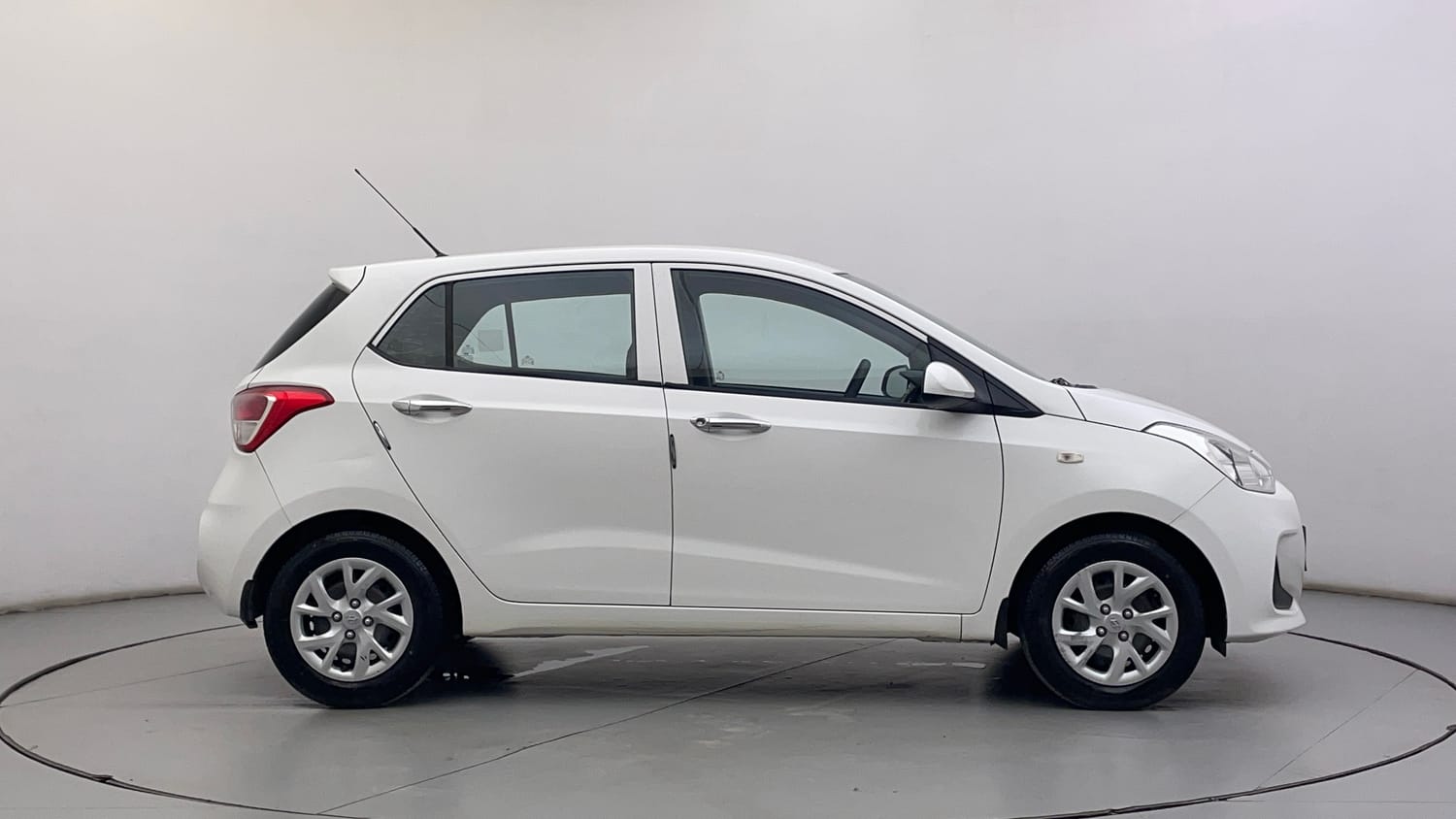 Used 2018 Hyundai Grand i10 Magna 1.2 Kappa VTVT Petrol Manual exterior RIGHT SIDE VIEW