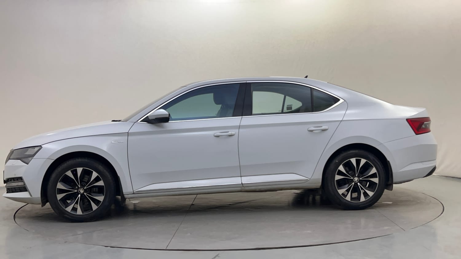 Used 2020 Skoda Superb L&K AT Petrol Automatic exterior LEFT SIDE VIEW
