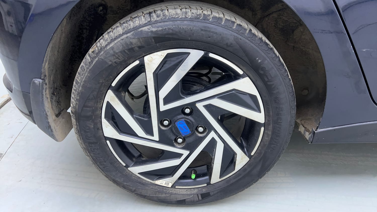Used 2025 Hyundai New i20 Asta (O) 1.2 IVT Petrol Automatic tyres RIGHT REAR TYRE RIM VIEW