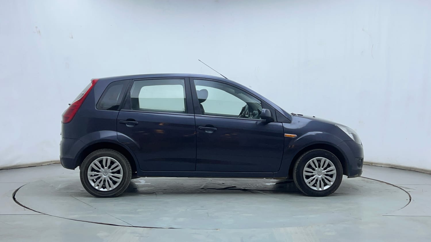 Used 2011 Ford Figo Duratec Petrol Titanium 1.2 Petrol Manual exterior RIGHT SIDE VIEW