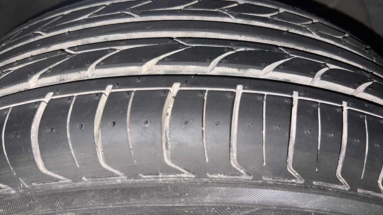 Used 2022 Maruti Suzuki Swift VXi AMT Petrol Automatic tyres RIGHT FRONT TYRE TREAD VIEW