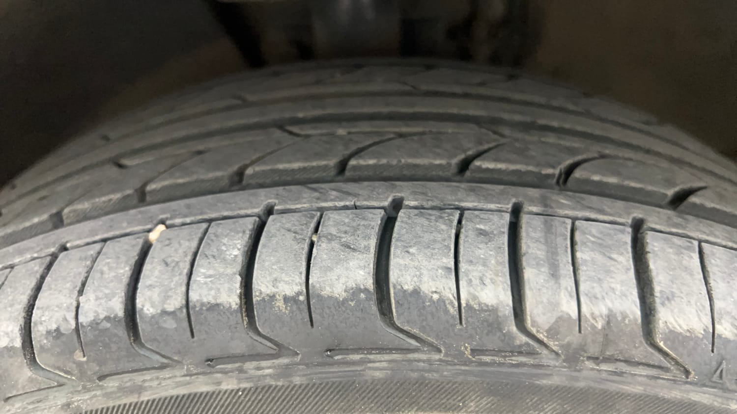 Used 2019 Volkswagen Vento Highline Plus 1.5 AT (D) 16 Alloy Diesel Automatic tyres LEFT FRONT TYRE TREAD VIEW