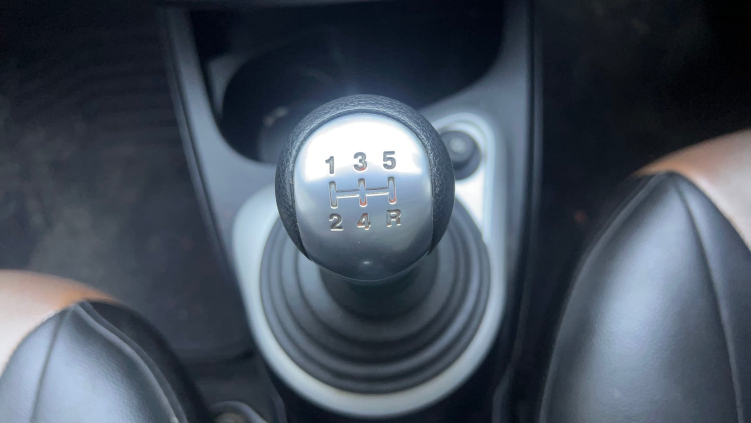 Used 2011 Ford Figo Duratec Petrol Titanium 1.2 Petrol Manual interior GEAR  KNOB VIEW
