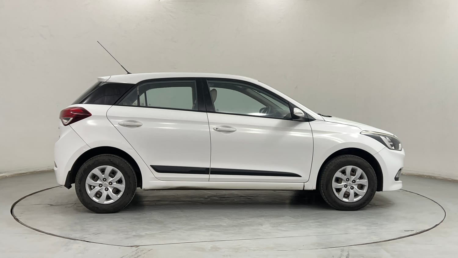 Used 2016 Hyundai Elite i20 Sportz 1.2 Petrol Manual exterior RIGHT SIDE VIEW