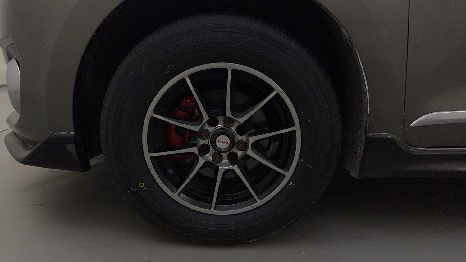 Used 2022 Maruti Suzuki Swift VXi AMT Petrol Automatic tyres LEFT FRONT TYRE RIM VIEW