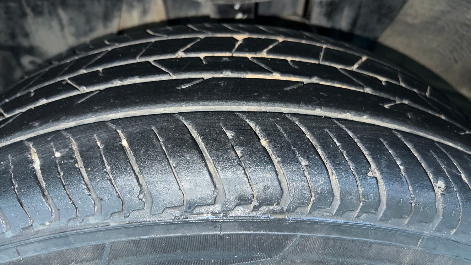 Used 2023 Renault Kiger RXT MT Petrol Manual tyres LEFT FRONT TYRE TREAD VIEW