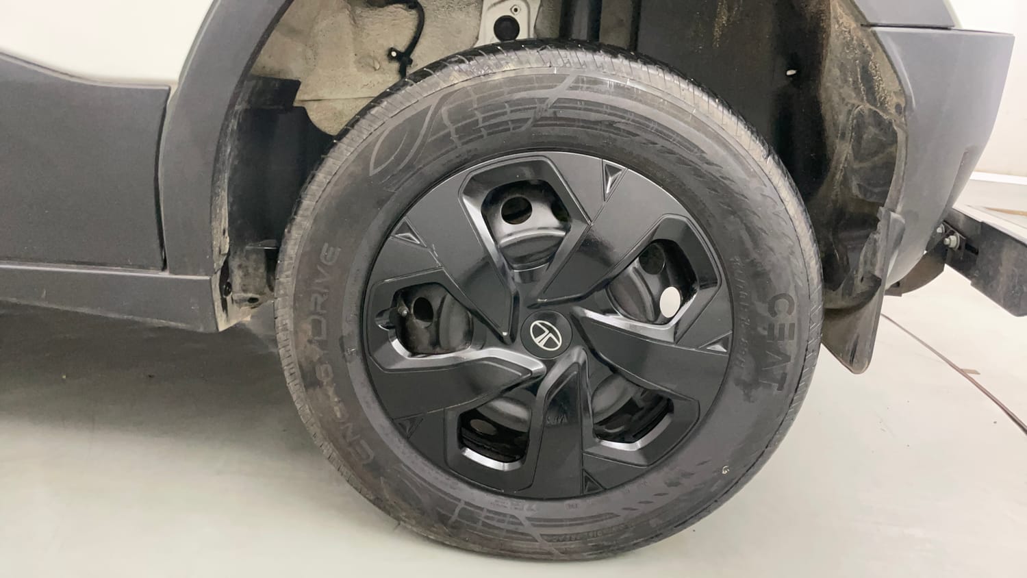 Used 2025 Tata Punch Adventure Sunroof AMT Petrol Automatic tyres LEFT REAR TYRE RIM VIEW