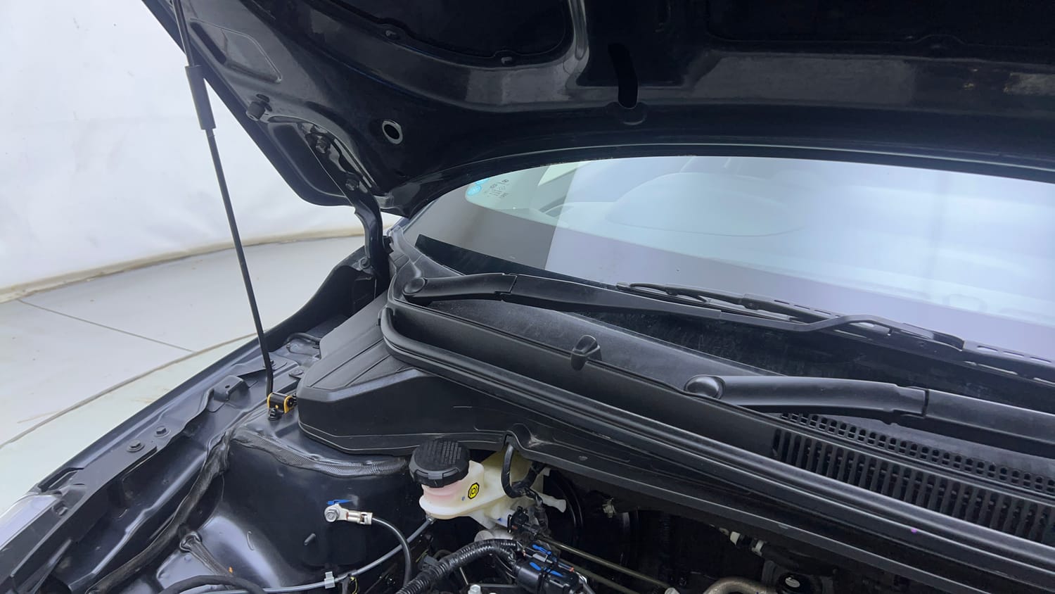 Used 2025 Hyundai New i20 Asta (O) 1.2 IVT Petrol Automatic engine ENGINE RIGHT SIDE HINGE & APRON VIEW