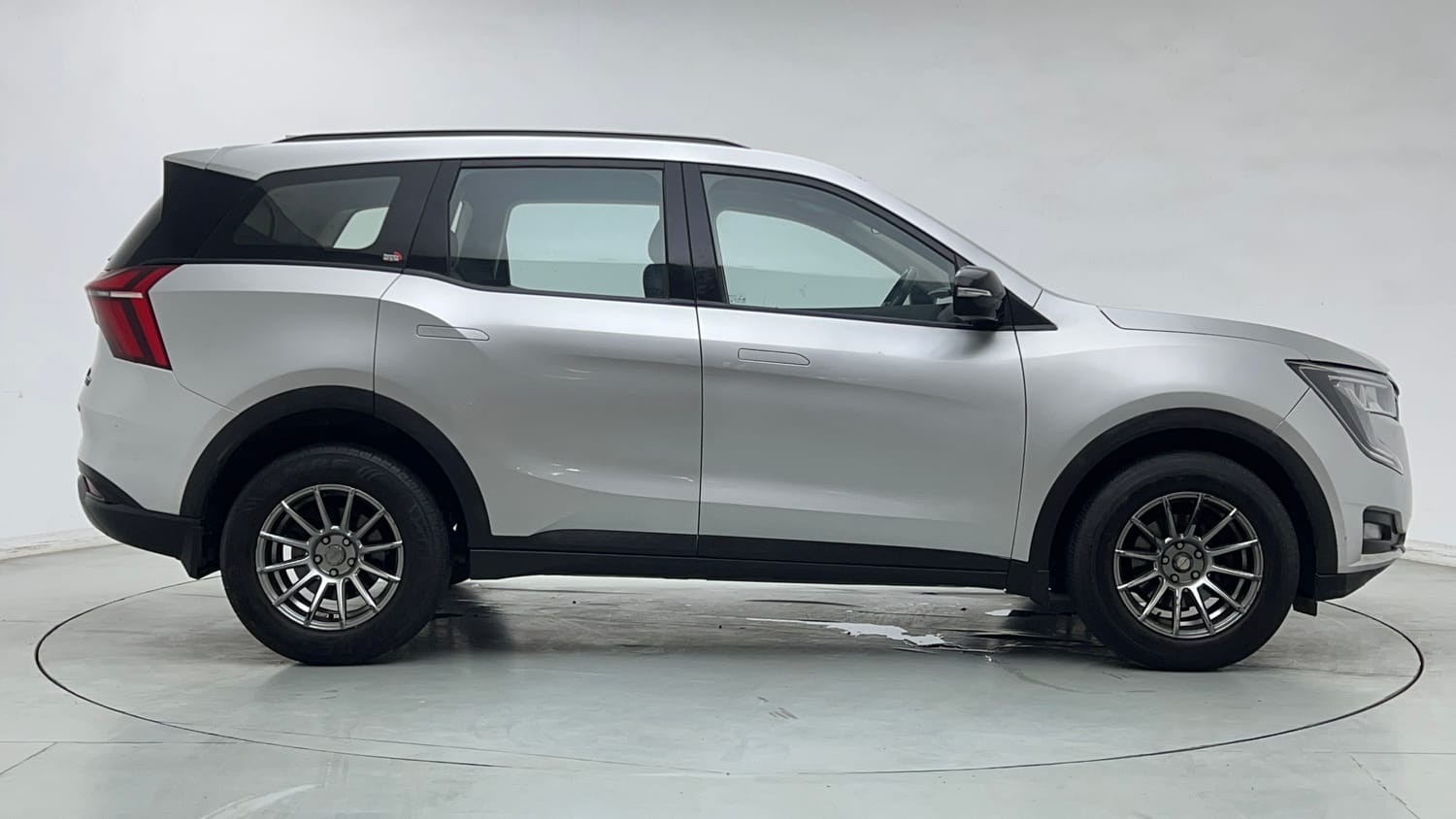 Used 2022 Mahindra XUV700 AX 3 Petrol AT 5 STR Petrol Automatic exterior RIGHT SIDE VIEW