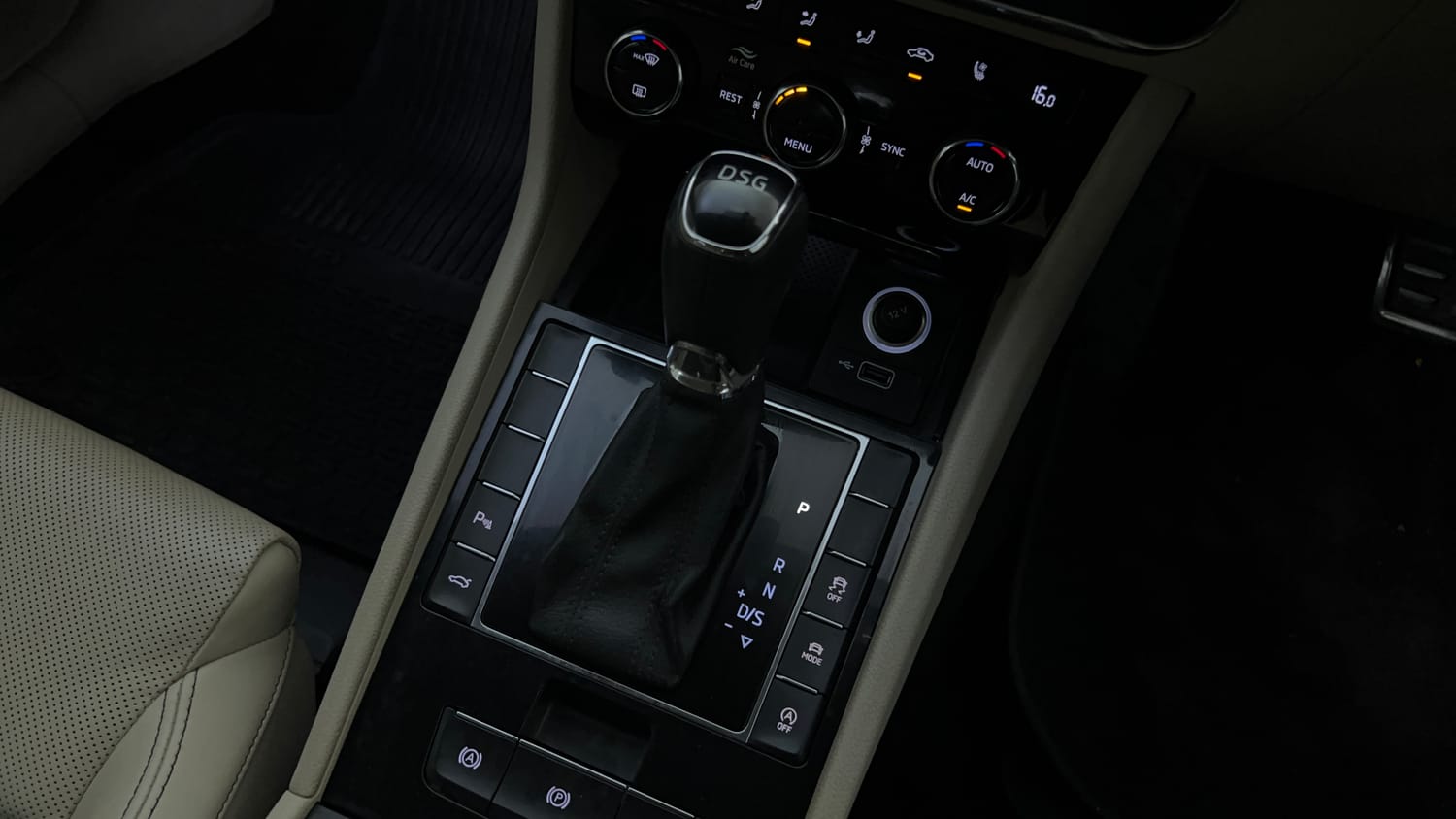 Used 2020 Skoda Superb L&K AT Petrol Automatic interior GEAR  KNOB VIEW