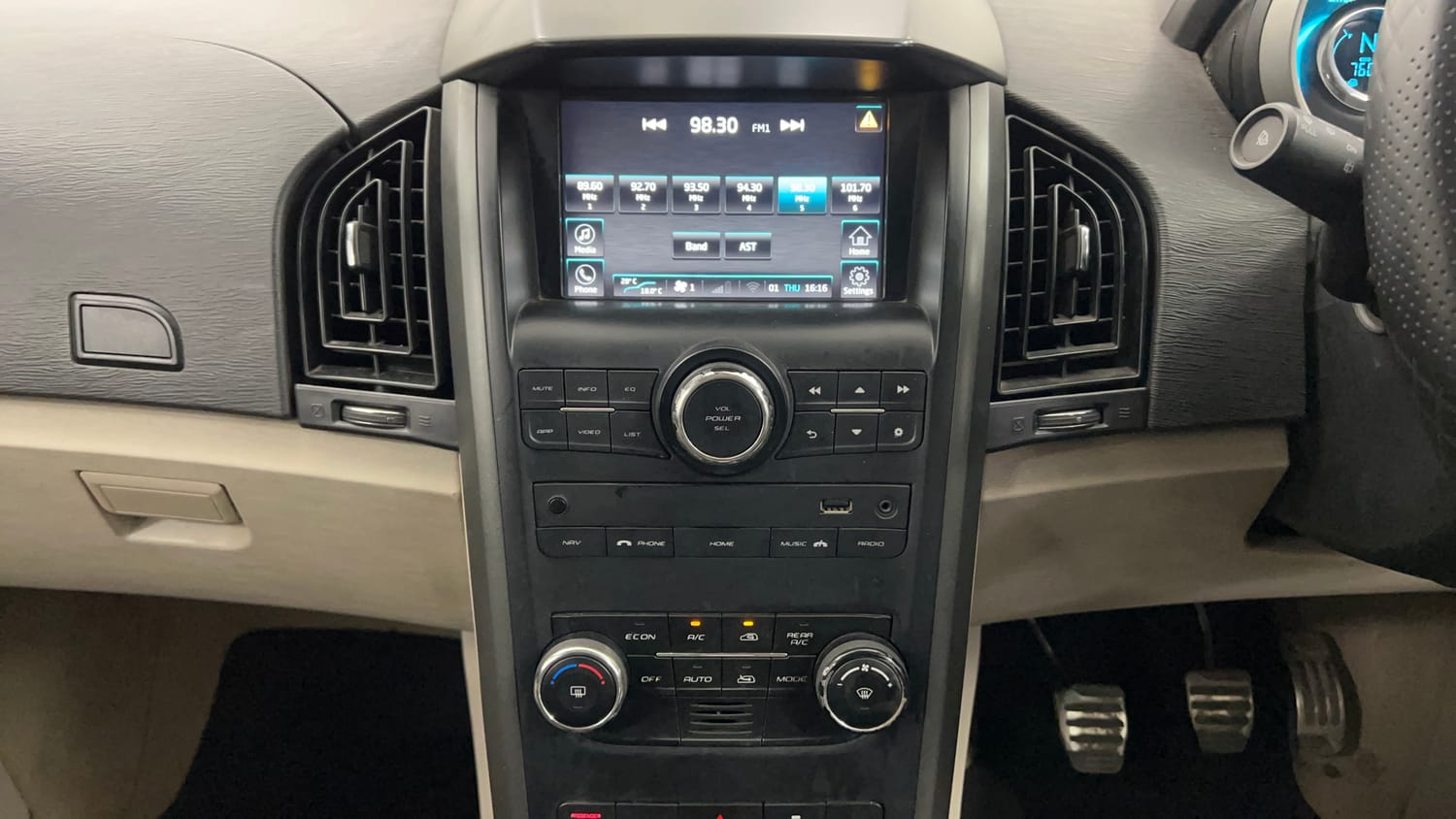 Used 2017 Mahindra XUV500 W10 Diesel Manual interior MUSIC SYSTEM & AC CONTROL VIEW