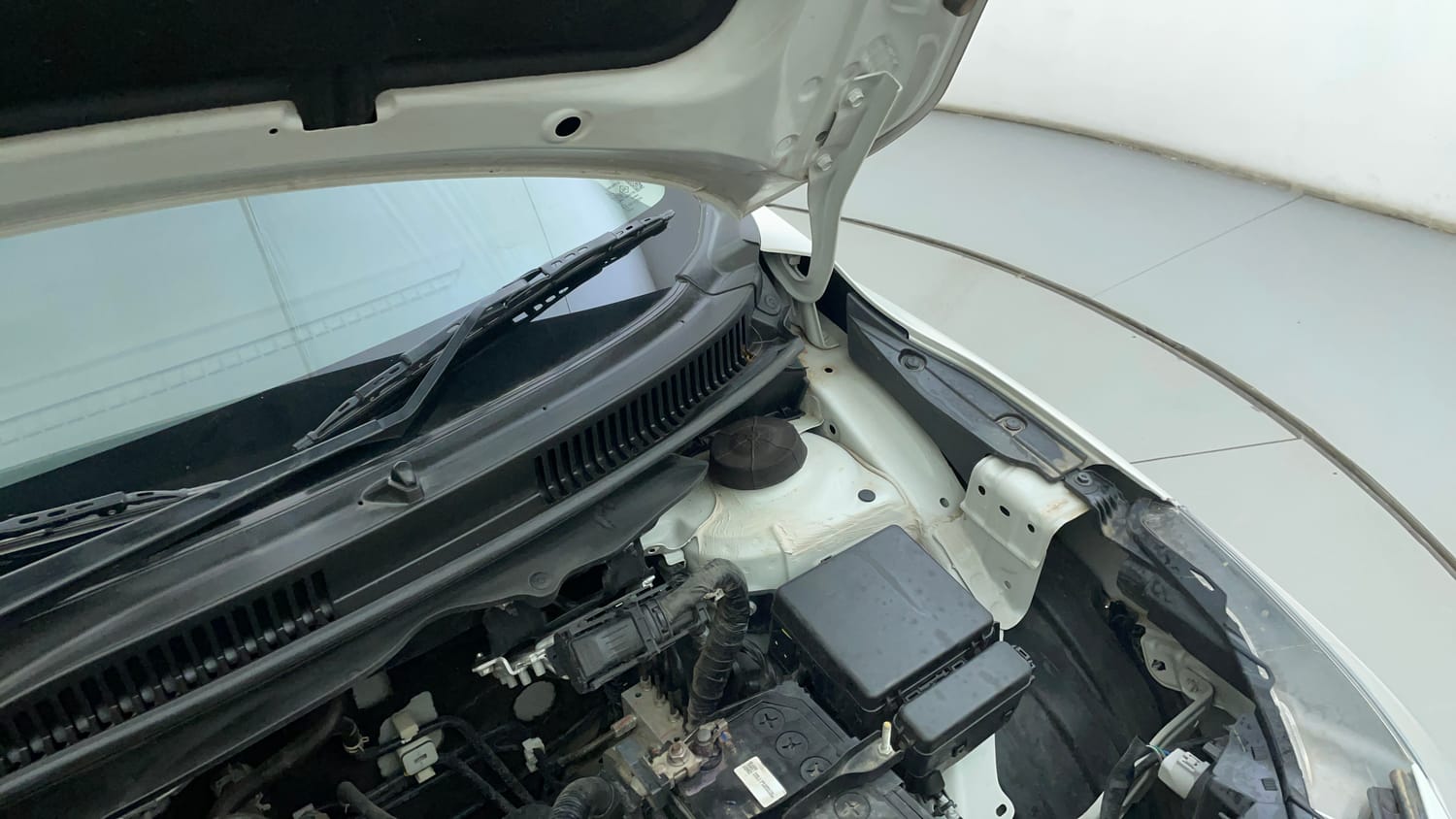 Used 2023 Toyota Glanza V AMT Petrol Automatic engine ENGINE LEFT SIDE HINGE & APRON VIEW