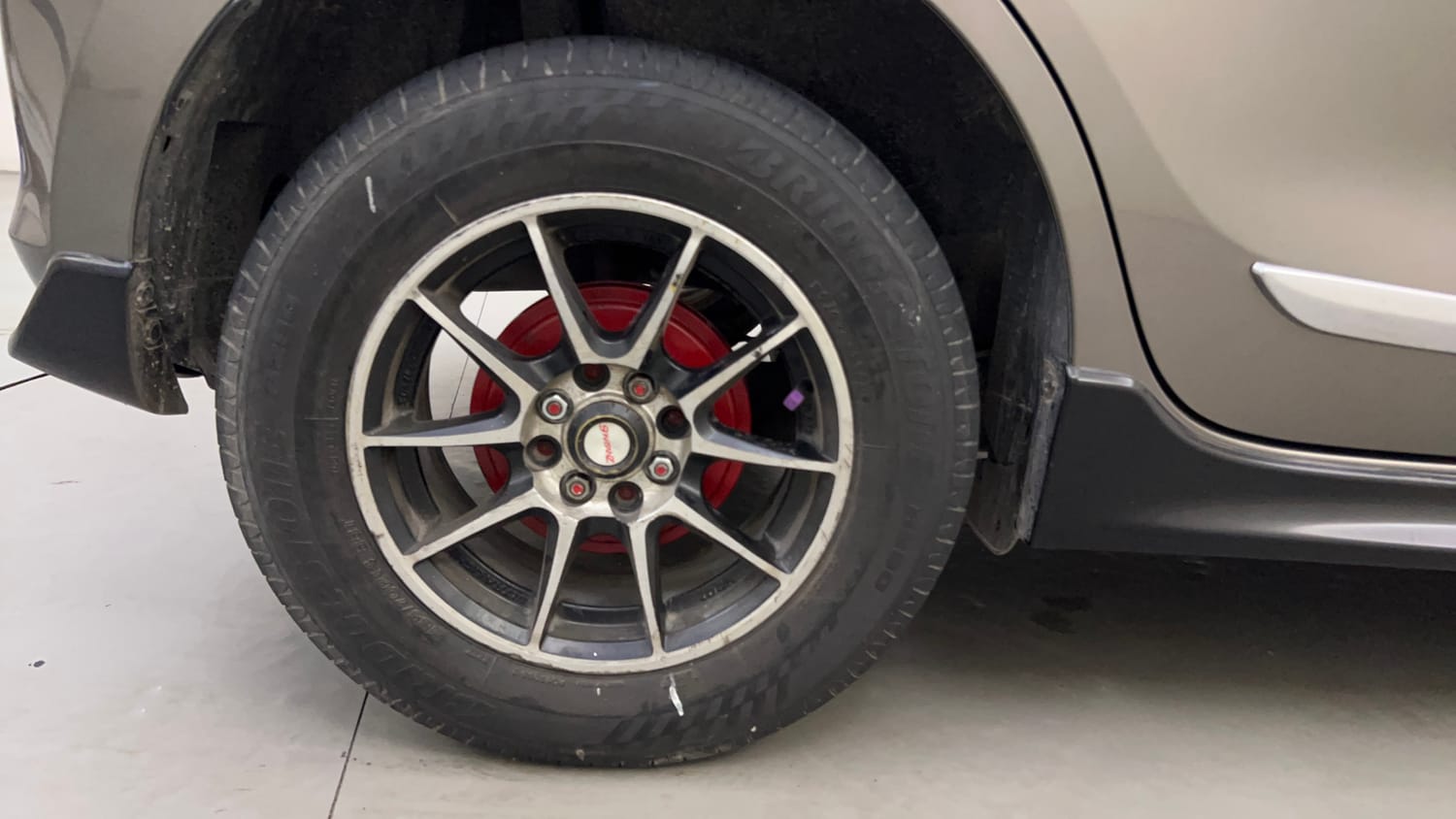 Used 2022 Maruti Suzuki Swift VXi AMT Petrol Automatic tyres RIGHT REAR TYRE RIM VIEW