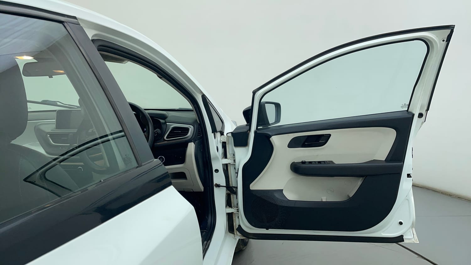 Used 2022 Tata Altroz XT Petrol Petrol Manual interior RIGHT FRONT DOOR OPEN VIEW
