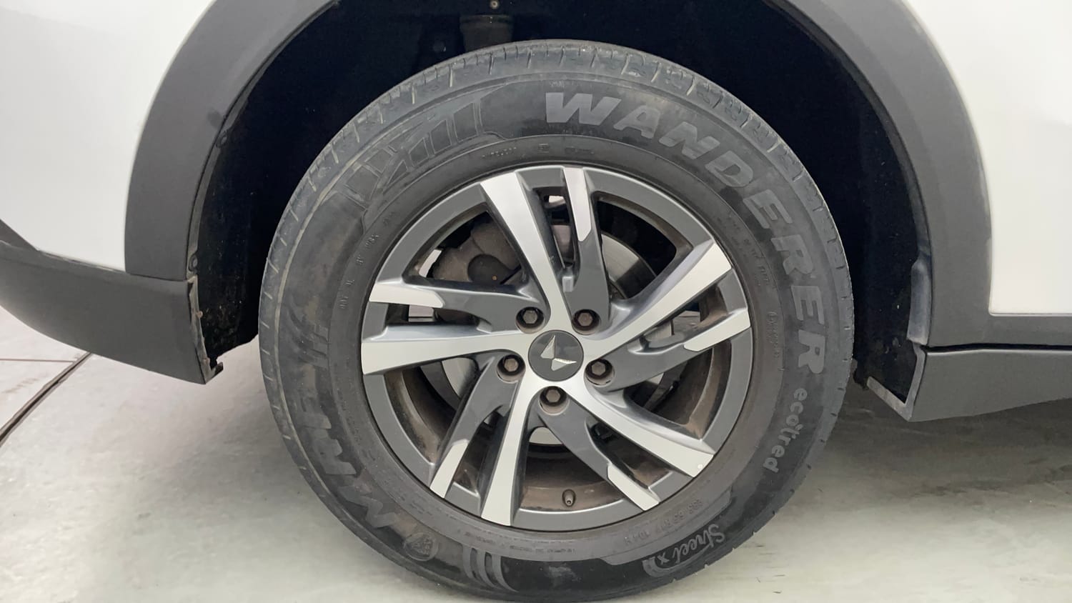 Used 2023 Mahindra XUV700 AX 5 Petrol AT 5 STR Petrol Automatic tyres RIGHT REAR TYRE RIM VIEW