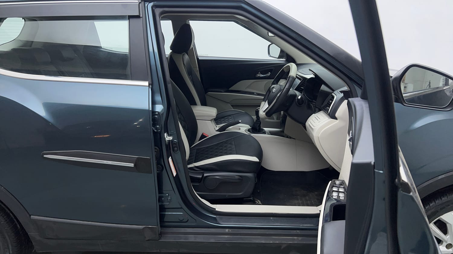 Used 2021 Mahindra XUV 300 W8 1.2 Petrol Petrol Manual interior RIGHT SIDE FRONT DOOR CABIN VIEW