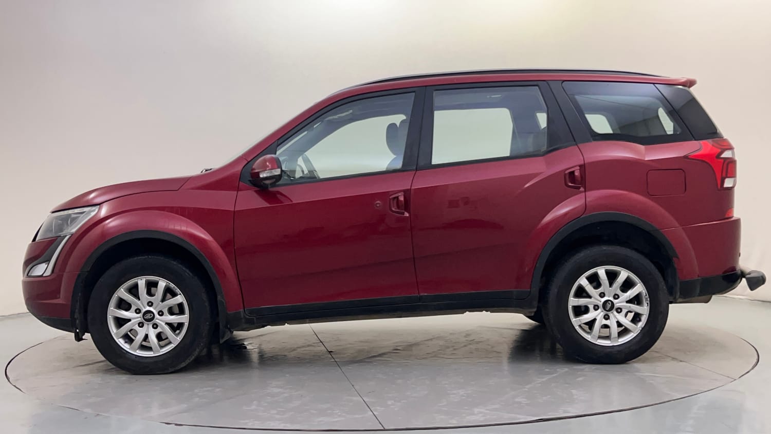 Used 2019 Mahindra XUV500 W9 AT Diesel Automatic exterior LEFT SIDE VIEW