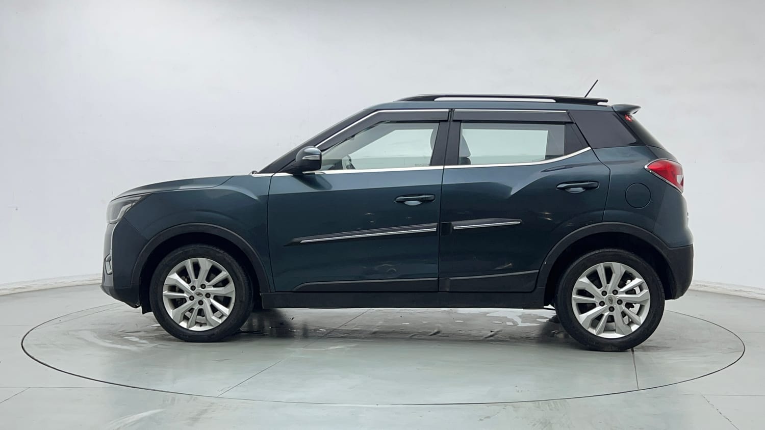 Used 2021 Mahindra XUV 300 W8 1.2 Petrol Petrol Manual exterior LEFT SIDE VIEW
