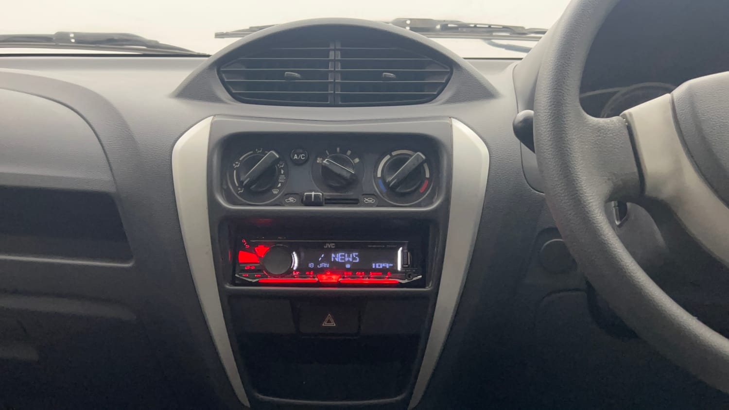 Used 2017 Maruti Suzuki Alto 800 LXi Petrol Manual interior MUSIC SYSTEM & AC CONTROL VIEW