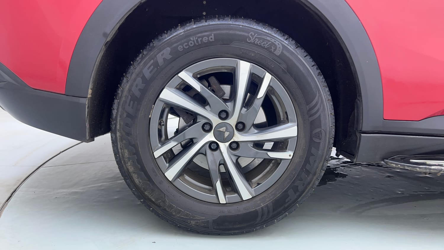 Used 2022 Mahindra XUV700 AX 5 Petrol AT 5 STR Petrol Automatic tyres RIGHT REAR TYRE RIM VIEW