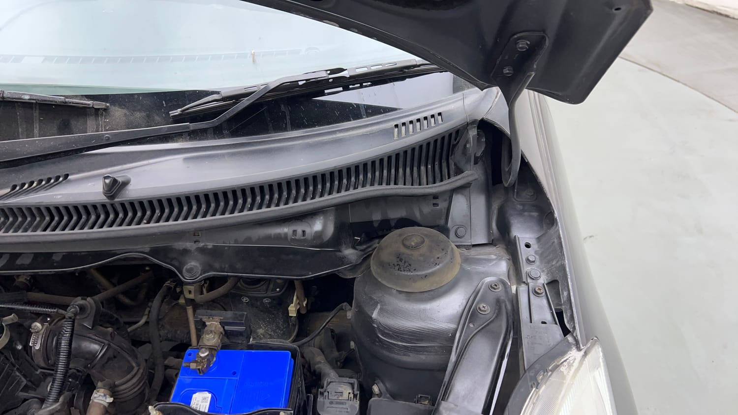 Used 2015 Maruti Suzuki Swift VXi Petrol Manual engine ENGINE LEFT SIDE HINGE & APRON VIEW