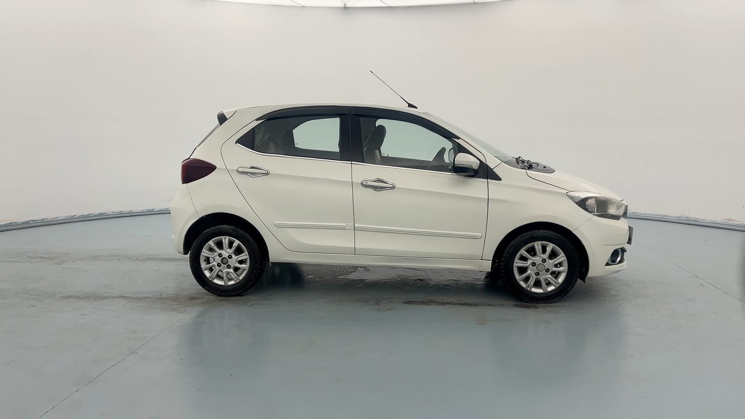 Used 2017 Tata Tiago Revotorq XZ Diesel Manual exterior RIGHT SIDE VIEW
