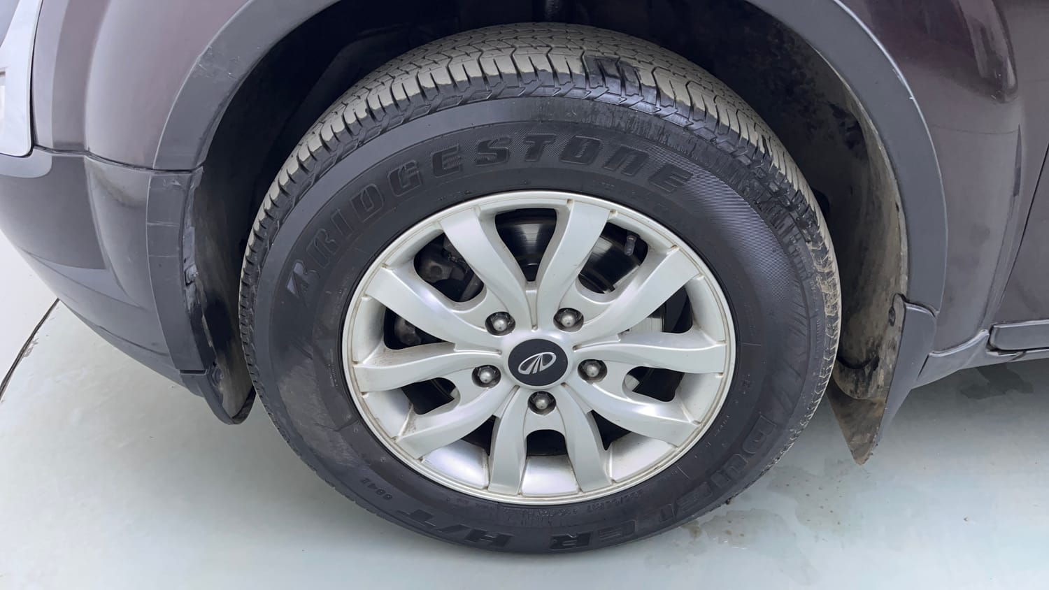 Used 2016 Mahindra XUV500 W10 AT Diesel Automatic tyres LEFT FRONT TYRE RIM VIEW