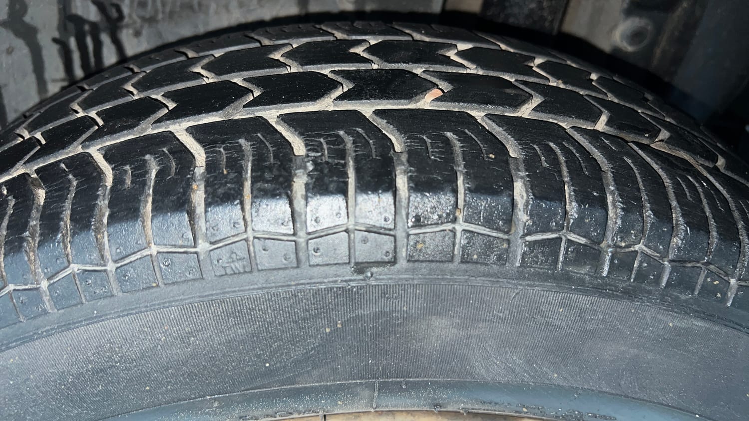 Used 2015 Maruti Suzuki Swift VXi Petrol Manual tyres LEFT REAR TYRE TREAD VIEW