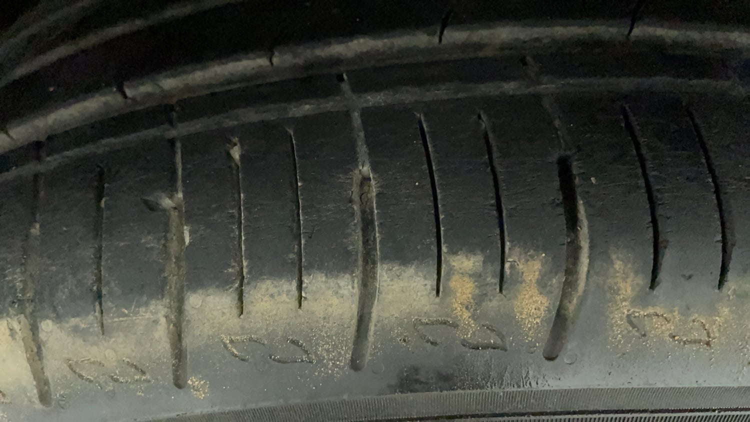 Used 2022 Mahindra XUV700 AX 5 Petrol AT 5 STR Petrol Automatic tyres LEFT FRONT TYRE TREAD VIEW