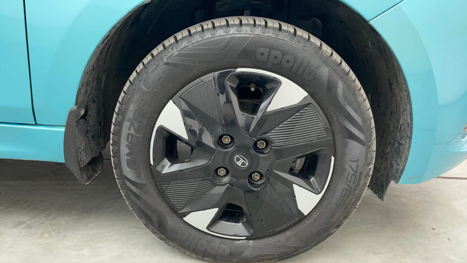 Used 2025 Tata Tiago XT Petrol Manual tyres RIGHT FRONT TYRE RIM VIEW