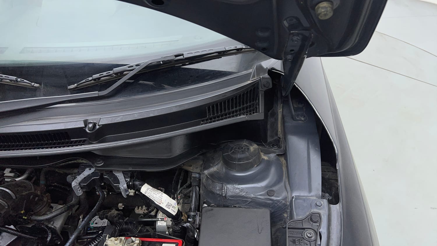 Used 2025 Maruti Suzuki Swift VXi AMT Petrol Automatic engine ENGINE LEFT SIDE HINGE & APRON VIEW