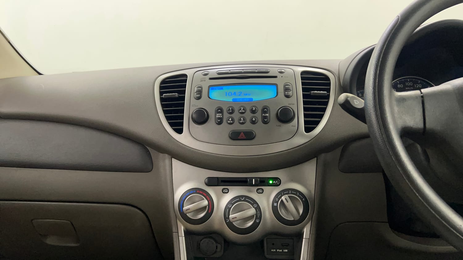 Used 2015 Hyundai i10 Sportz 1.1 iRDE2 Petrol Manual interior MUSIC SYSTEM & AC CONTROL VIEW
