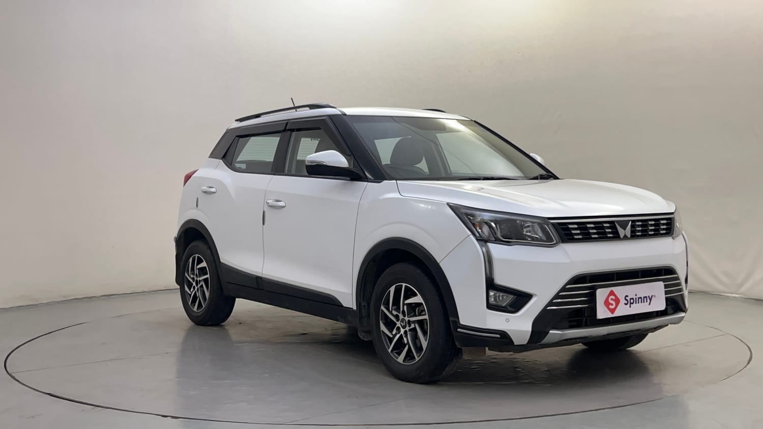 Used 2024 Mahindra XUV 300 W8 (O) 1.2 Petrol Petrol Manual exterior RIGHT FRONT CORNER VIEW