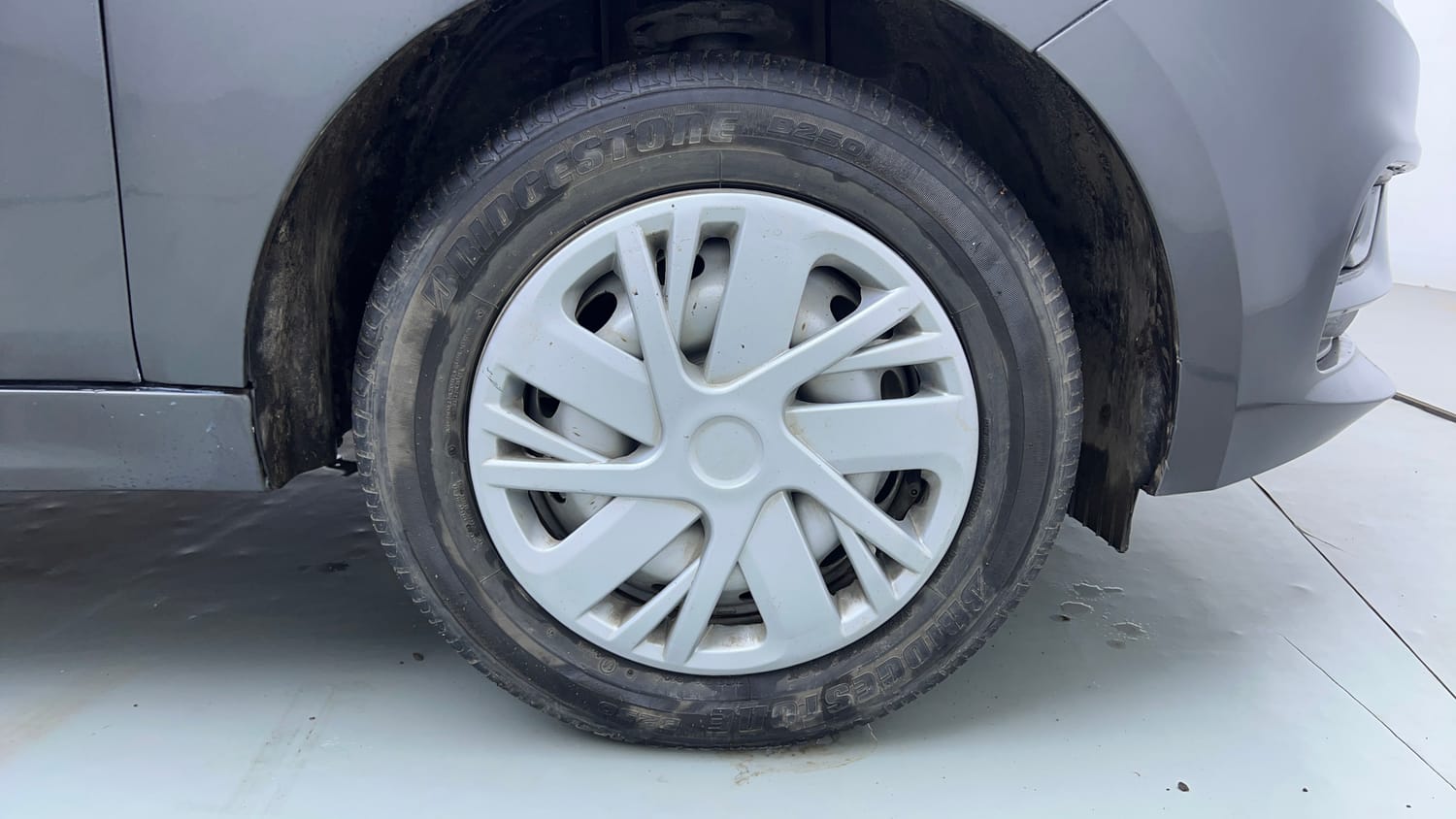 Used 2022 Tata Tiago XE Petrol Manual tyres RIGHT FRONT TYRE RIM VIEW